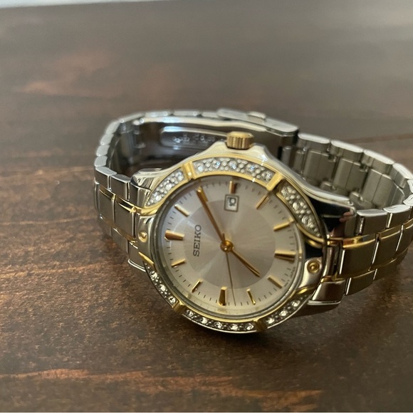 Seiko Silver & Gold Two-Toned Women’s Watch - Crystal Accents SUR 876 - Picture 3 of 7